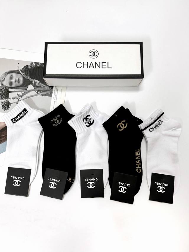 配包装 一盒5 双 男女同款 Chanel 香奈儿 经典字母logo 纯棉短袜 ，Ins超火爆短袜，纯棉面料，舒适透气， 潮人必备 ，经典配色 个性时尚百搭款，