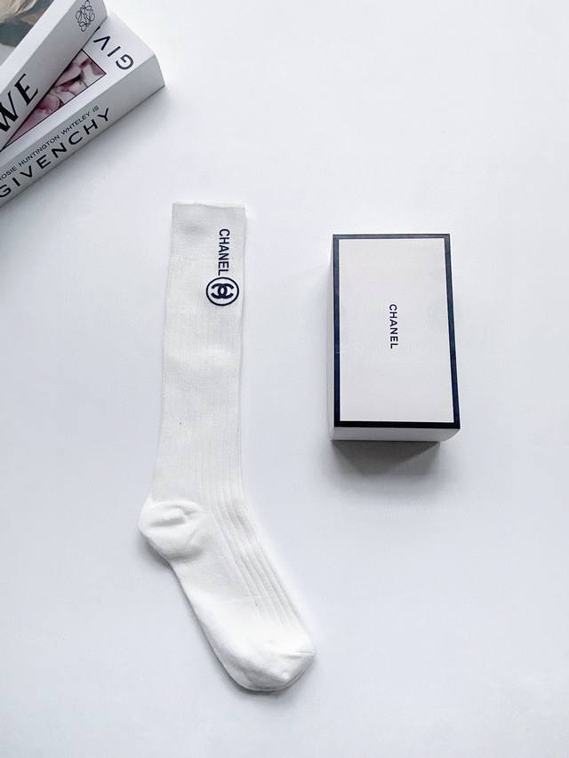 配包装 一盒一双 Chanel 香奈儿 立体硅胶经典字母 长筒袜 小腿袜双针针织材质，超完美结合，款式经典，专柜同步发售，Ins爆火小单品，潮人必备，颜色百搭