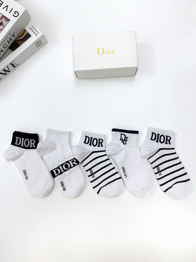 配包装 一盒5 双 Dior 迪奥 经典字母 Logo 纯棉短袜 Ins爆款！专柜在售ing 好看到爆炸 ！超高品质！亲肤透气，经典不过时！潮人必不能少的专柜代