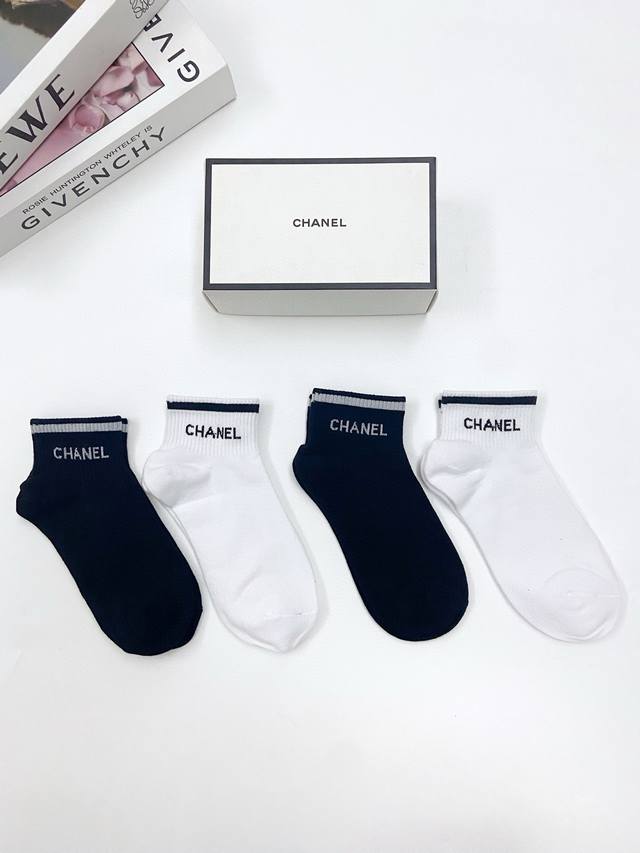 配包装 一盒4双 Chanel 香奈儿 经典字母logo 纯棉短袜 ，Ins超火爆短袜，纯棉面料，潮人必备 ，经典配色 个性时尚百搭款，你值得拥有哦