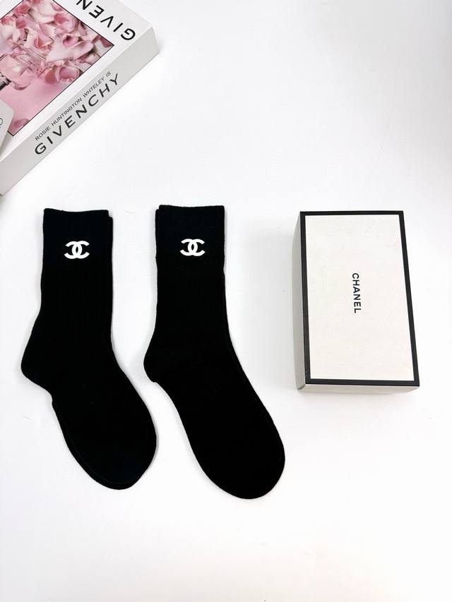 配包装 一盒2双 Chanel 香奈儿 经典字母logo纯棉 中筒袜 Ins超火爆红人同款，精美 面料，潮人必备 ，经典配色 个性时尚百搭款，你值得拥有哦