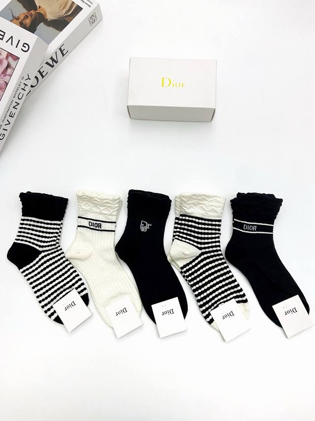 配包装 一盒5 双 Dior 迪奥 经典字母logo 纯棉中筒袜 ，Ins超火爆短袜，纯棉面料，潮人必备 ，经典配色 个性时尚百搭款，你值得拥有哦