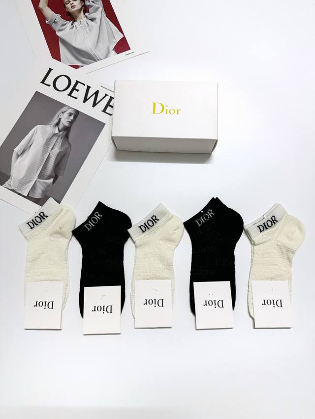 配包装 一盒5 双 Dior 迪奥 经典字母 Logo 夏季薄款 空调袜 短袜 Ins爆款！专柜在售ing 好看到爆炸 ！超高品质！亲肤透气，经典不过时！潮人必