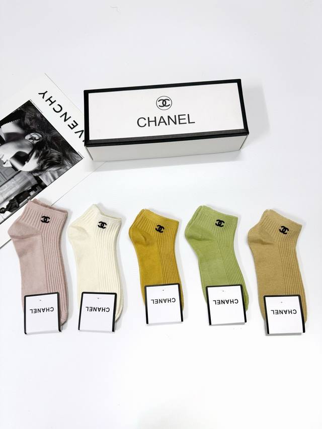 配包装 一盒5双 Chanel 香奈儿 经典字母logo 纯棉短袜 ，Ins超火爆短袜，纯棉面料，潮人必备 ，经典配色 个性时尚百搭款，你值得拥有哦