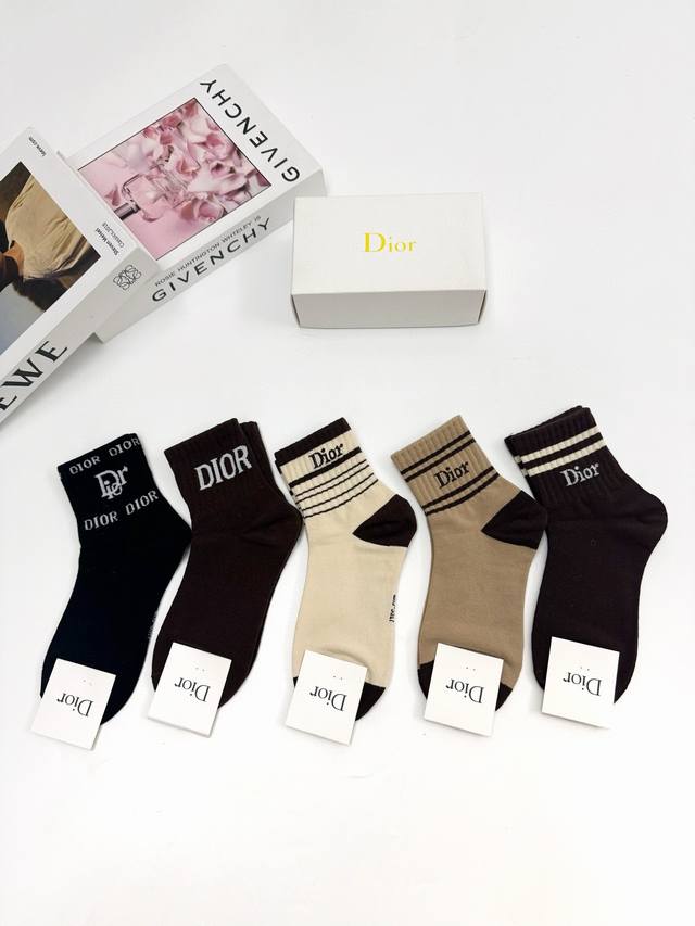 配包装 一盒5 双 Dior 迪奥 经典字母logo 纯棉中筒袜 ，Ins超火爆短袜，纯棉面料，潮人必备 ，经典配色 个性时尚百搭款，你值得拥有哦