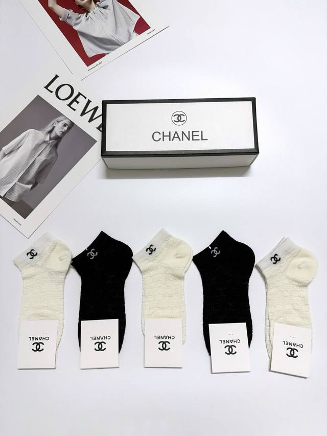 配包装 一盒5 双 Chanel 香奈儿 经典字母 Logo 夏季薄款 空调袜 短袜 Ins爆款！专柜在售ing 好看到爆炸 ！超高品质！亲肤透气，经典不过时！