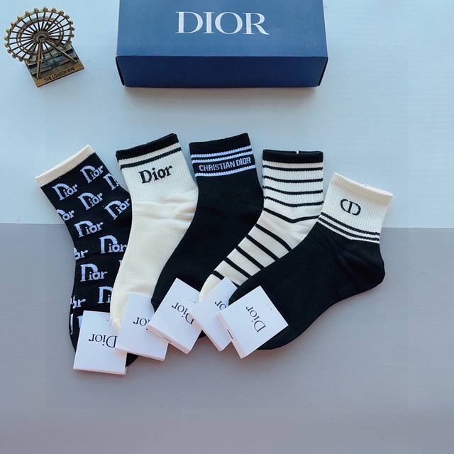 配包装 一盒5双 Dior 迪奥 新款字母罗口中筒袜子！爆款字母专柜同步中筒袜，大牌出街，潮人必备超好搭