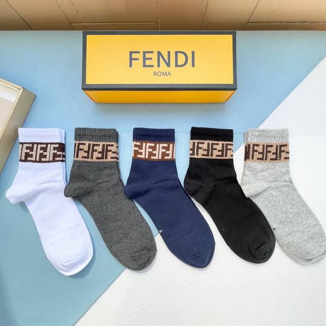 配包装 一盒五双 Fendi 芬迪大f新品男款秋冬款中筒袜子超级经典的双f标志，纯棉材质制造，透气舒适，超级nice超火爆小单品，大牌出街，潮人必备超好搭