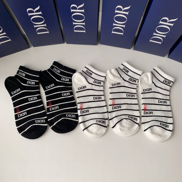 特 配包装 Dior 迪奥 新款经典中短款堆堆袜袜子！一盒五双， 专柜同步筒袜袜子，大牌出街，潮人必备超好搭。