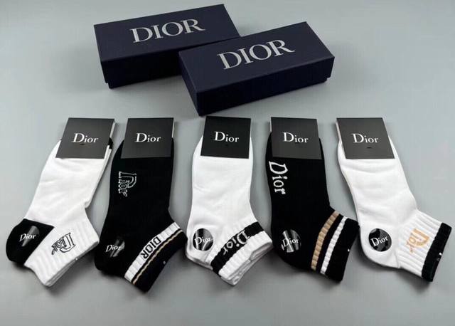 特批 Dior 迪奥d家新品男款袜子 一盒五双 提花品牌logo，简单大气，实物超漂亮，经超火爆小单品，大牌出街，潮人必备超好搭
