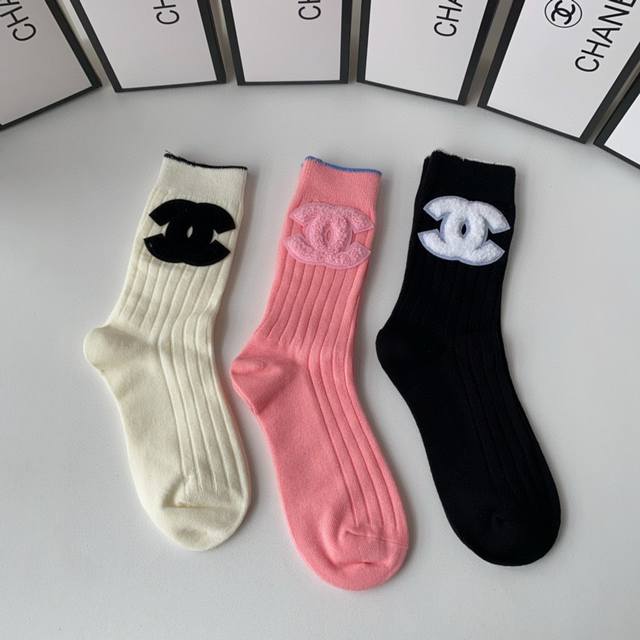 特 配包装 Chanel 香奈儿 新款经典中长款饰品袜堆堆袜袜子！一盒三双， 专柜同步筒款袜子，大牌出街，潮人必备超好搭。