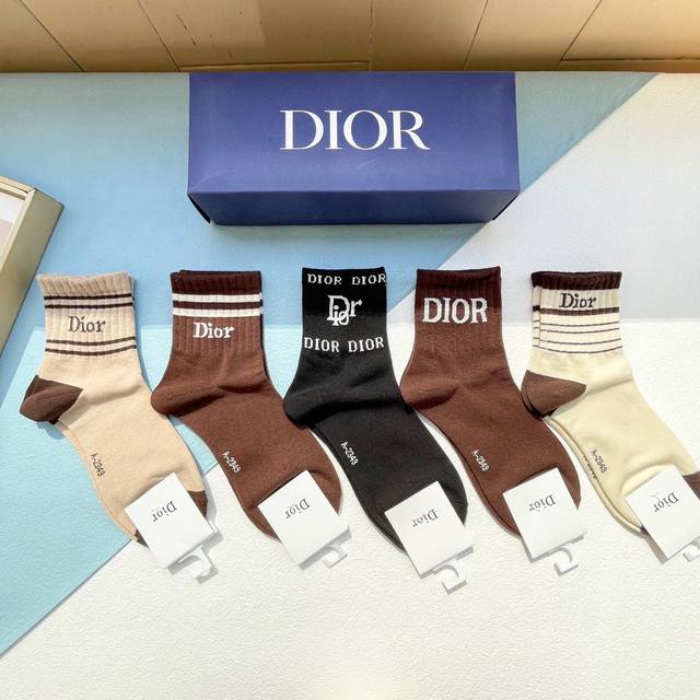 配包装 一盒五双 欧美大牌 Dior迪奥 好看到爆炸欧美大牌中筒袜男女款潮人必不能少的专柜代购品质高筒袜子 ，搭配起来超高逼格 时髦度爆表啊啊啊啊～～推荐推荐推