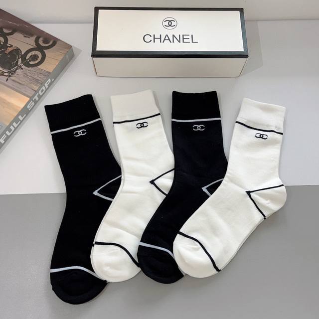 配包装 一盒4双 Chanel 香奈儿经典袜子高版本纯棉材质柔软，秒杀市场普通货，经典的双c图案logo，专柜同步袜子大牌出街，潮人必备，超好搭 - 点击图像关闭