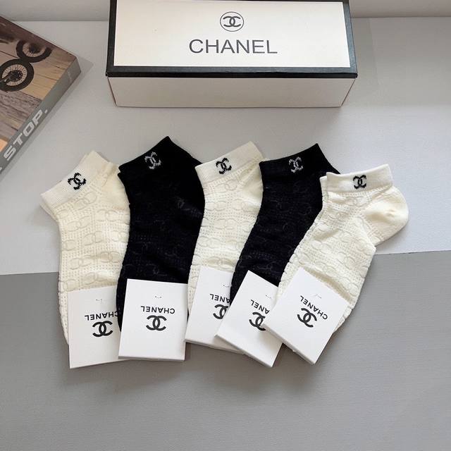配包装 一盒5双 Chanel 香奈儿经典袜子高版本纯棉材质柔软，秒杀市场普通货，经典的双c图案logo，专柜同步袜子大牌出街，潮人必备，超好搭
