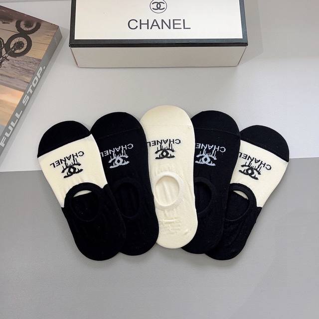 配包装 一盒5双 Chanel 香奈儿经典袜子高版本纯棉材质柔软，秒杀市场普通货，经典的双c图案logo，专柜同步袜子大牌出街，潮人必备，超好搭
