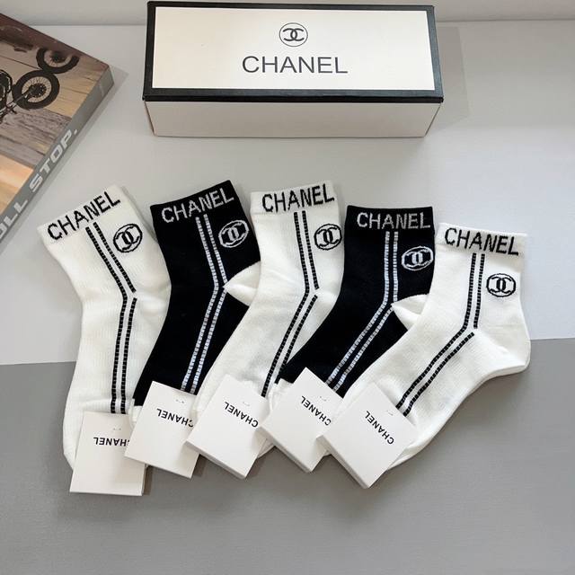 配包装 一盒5双 Chanel 香奈儿经典中筒袜子高版本纯棉材质柔软，秒杀市场普通货，经典的双c图案logo，专柜同步袜子大牌出街，潮人必备，超好搭