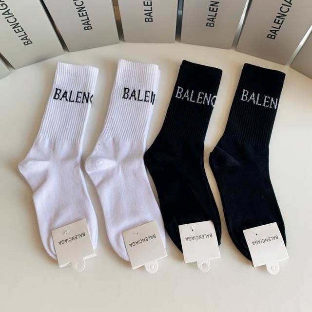 特 配专柜包装 Balenciaga 巴黎世家 新款中长款堆堆袜袜子！一盒四双，专柜同步筒袜袜子，大牌出街，潮人必备超好搭
