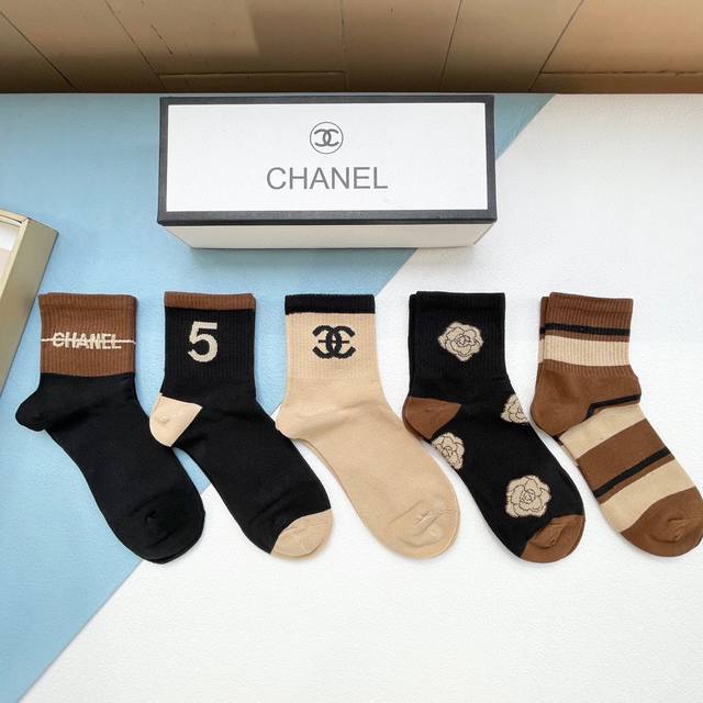 配包装 一盒五双 Chanel 香奈儿 爆款卡中筒袜高版本 ～好看到爆炸 欧美大牌中筒袜潮人必不能少的专柜代购品质 袜子 ，搭配起来超高逼格 时髦度爆表啊啊啊啊