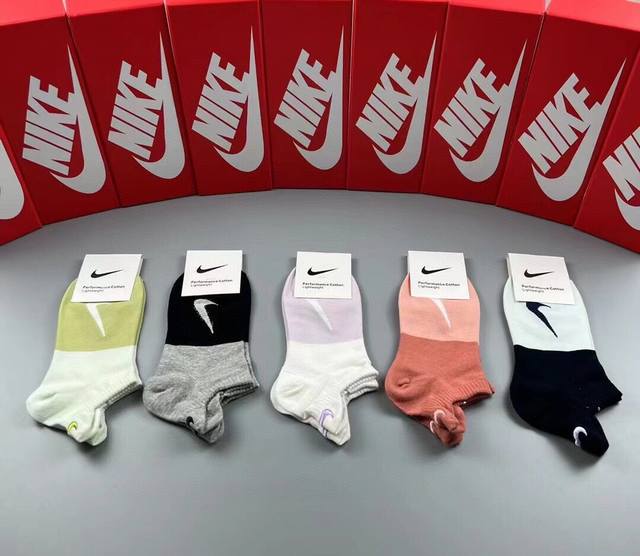 特批 Nike 耐克 新品女款短袜just Doit. Logo超级nice火爆全网的马卡龙色系罗口处设计惊艳绝伦超级好看绝对是你这个春夏的搭配神器，每个都是神