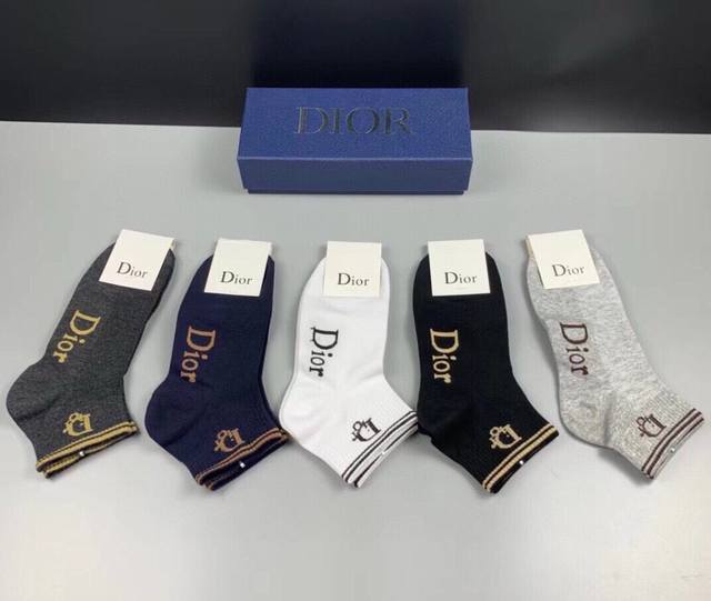 特批 Dior 迪奥d家新品短款袜子 一盒五双 纯棉材质，上脚柔软舒适，经典的d家字母logo，炒鸡nice大牌出街，潮人必备超好搭