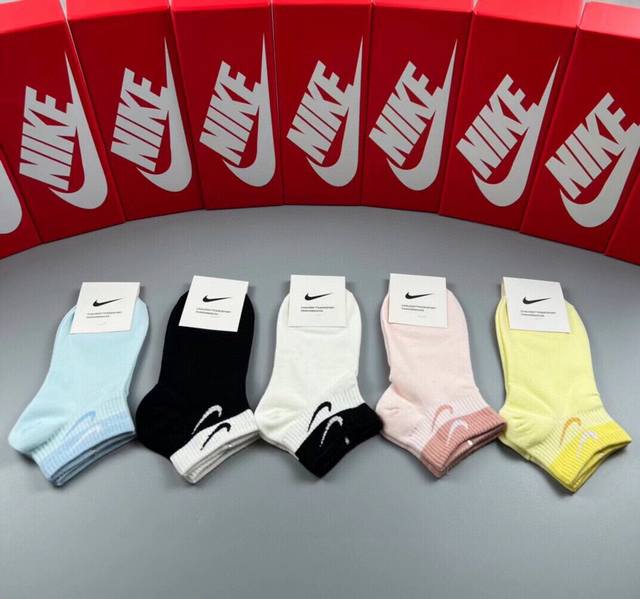 特批 Nike 耐克 新品女款袜子just Doit. Logo超级nice火爆全网的马卡龙色系绝对是你这个春夏的搭配神器，每个都是神仙色，宝藏马卡龙色系，美出