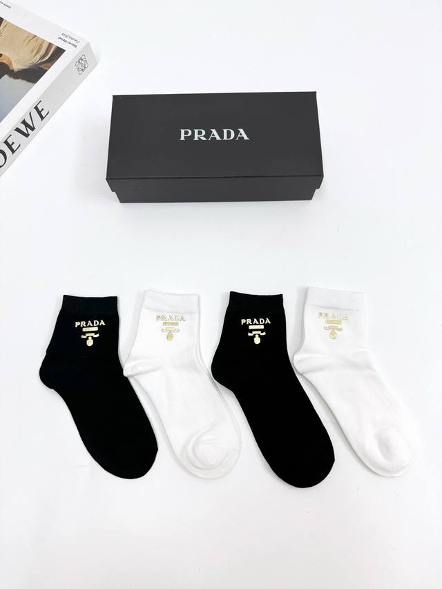 配包装 一盒4 双 Prada 普拉达 经典 字母logo 纯棉袜 Ins爆款！专柜在售ing 好看到爆炸 ！超高品质！经典不过时！潮人必不能少的专柜代购品质