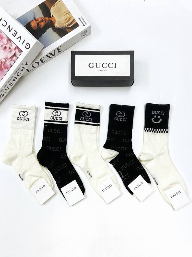 配包装 一盒5 双 Gucci 古琦 欧美潮牌 大牌 经典字母logo 春秋款纯棉中筒袜 薄款堆堆袜 ，Ins超火爆新款 ，纯棉面料，潮人必备 ，经典配色 个性 - 点击图像关闭