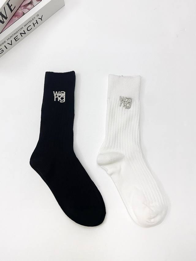 配包装 一盒2 双 亚历山大 王 Alexanderwang经典字母logo 别针 纯棉中筒袜 ，Ins超火爆红人同款，精美 面料，潮人必备 ，经典配色 个性时