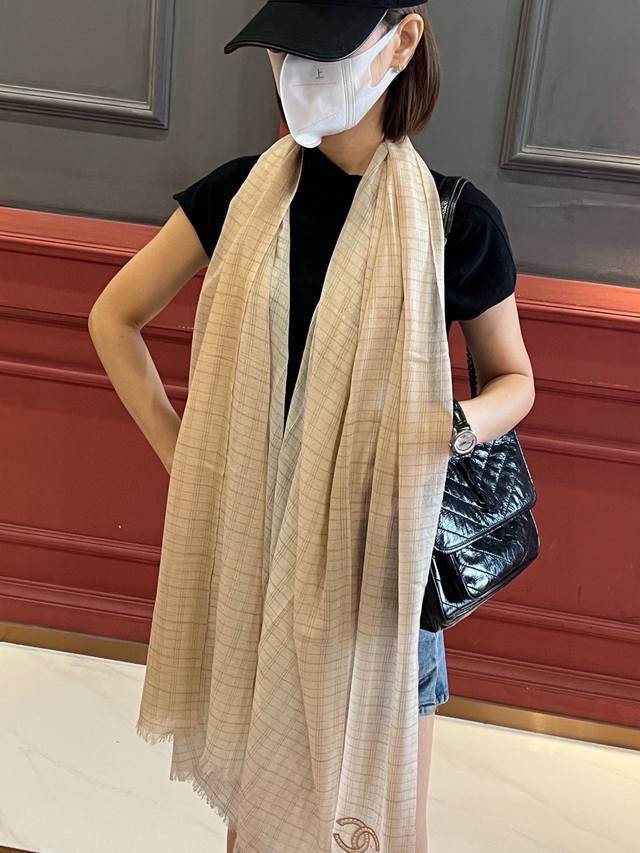 Chanel 香奈儿 走秀新款 羊绒羊绒围巾，小香简约风如今可谓风靡全球，轻松表达出女性的优雅与高贵感，又显复古文艺清新显气质，个性潮流时尚彩色拼色，给人一种清