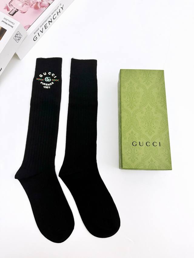 配包装 一盒一 双 Gucci 古琦 经典字母logo纯棉袜 小腿堆堆袜，Ins超火爆红人同款，精美 面料，潮人必备 ，经典配色 个性时尚百搭款，你值得拥有哦