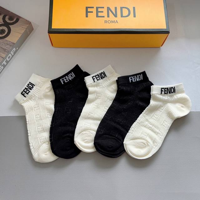 配包装 一盒5双 Fendi 芬迪 双ｆ字母爆款船袜，竹棉面料， 专柜同款 实用好穿 柔软透气，时尚百搭款，大牌出街。 - 点击图像关闭