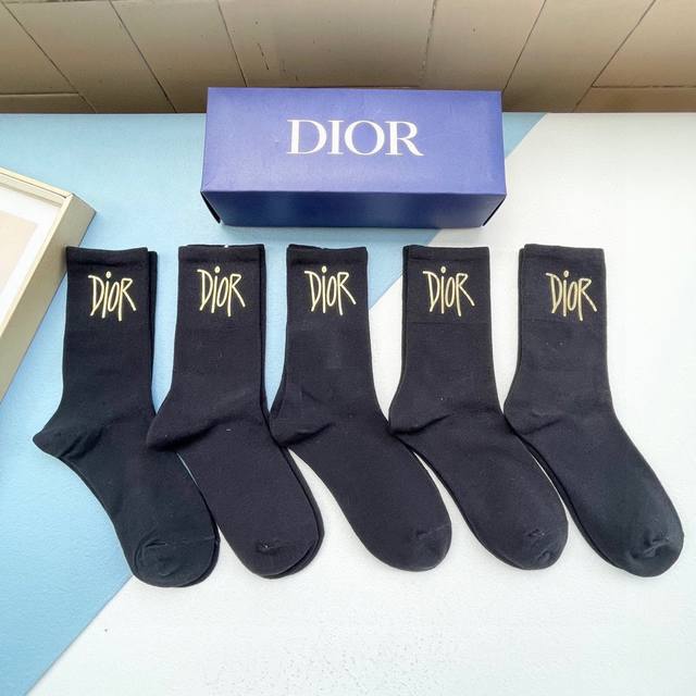 配包装 一盒五双 Dior 迪奥 D 家新品烫金纯黑短筒男女款袜子专柜同步长袜，超级经典的d家标志百看不厌纯棉材质，双针双路织造，上脚透气柔软舒适，全品相订单，