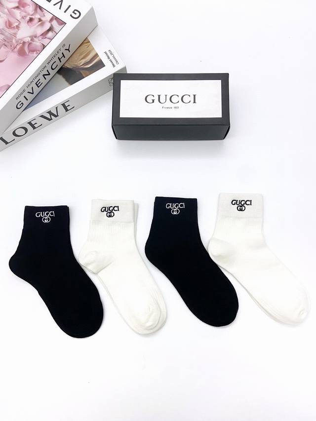 配包装 一盒4双 Gucci 古琦 经典字母logo 纯棉短袜 ，Ins超火爆短袜，纯棉面料，潮人必备 ，经典配色 个性时尚百搭款，你值得拥有哦