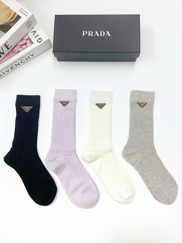 配包装 一盒4 双 Prada 普拉达 经典字母logo 超薄无骨中筒袜，纯棉 条纹小腿袜 堆堆袜 Ins爆款！专柜在售ing 原单货！高版本 ～好看到爆炸 ！