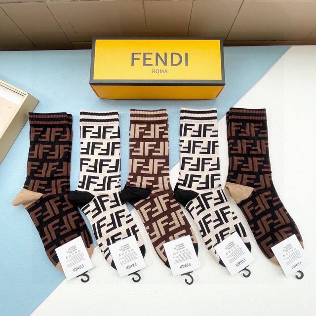 配包装 一盒五双 Fendi 芬迪大f新品高筒袜子超级经典的双f标志，纯棉材质制造，透气舒适，超级nice超火爆小单品，大牌出街，潮人必备超好搭