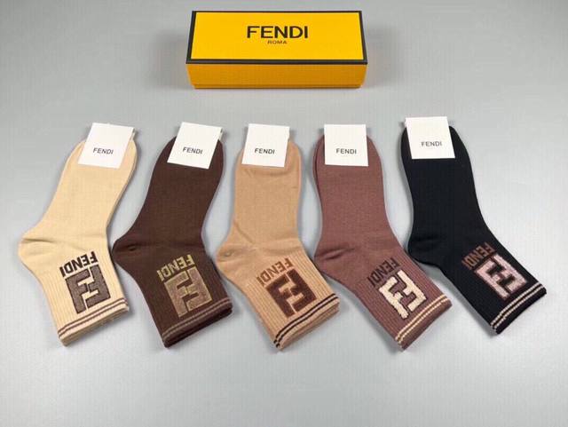 特批 Fendi 芬迪ff家新品中筒女款袜子 一盒五双 超级经典的双f标志，纯棉材质制造，透气舒适，超级nice超火爆小单品，大牌出街，潮人必备超好搭