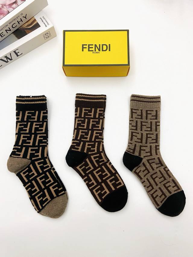 配包装 一盒3 双 Fendi 芬迪 经典老花 双f字母 Logo羊毛中筒袜 ！超级软糯亲肤！ Ins爆款！专柜在售ing 好看到爆炸 ！超高品质！经典不过时！