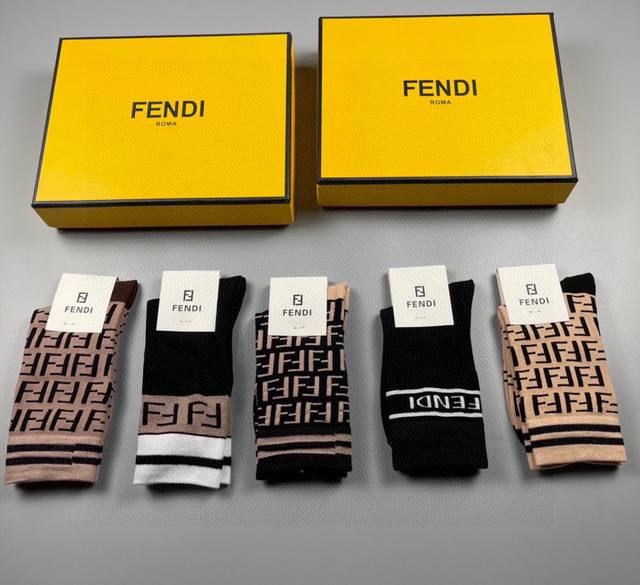 配包装 Fendi 芬迪 新款经典中长款堆堆袜袜子！一盒五双， 专柜同步筒款袜子，大牌出街，潮人必备超好搭。