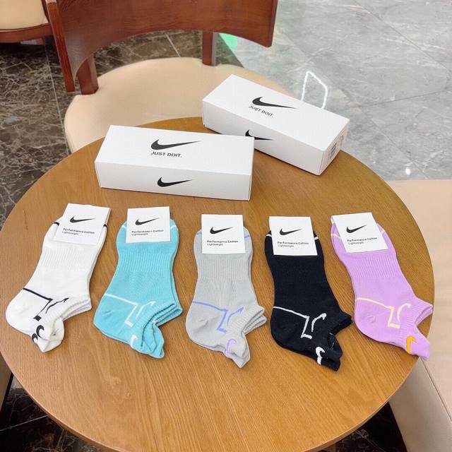 特批 Nike 耐克 新品女款短袜just Doit. Logo超级nice火爆全网的马卡龙色系罗口处设计惊艳绝伦超级好看绝对是你这个春夏的搭配神器，每个都是神 - 点击图像关闭