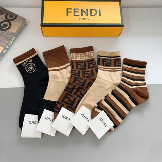 配包装 一盒5双 Fendi 芬迪 字母双ｆ爆款中筒袜，纯棉面料， 专柜同款 纯棉面料，实用好穿 柔软透气，时尚百搭款，大牌出街。