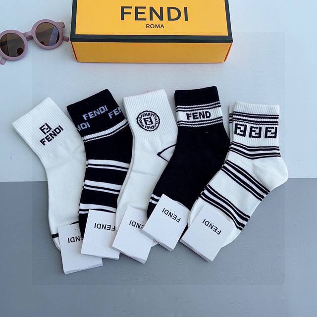 配包装 一盒5双 Fendi 芬迪 字母双ｆ爆款中筒袜，纯棉面料， 专柜同款 纯棉面料，实用好穿 柔软透气，时尚百搭款，大牌出街。