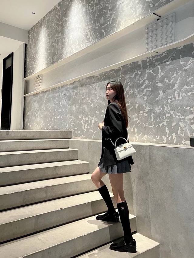 配包装 一盒一双 Chanel 香奈儿 经典字母logo别针纯棉长筒袜 小腿袜 重工装饰个性时尚，别针可拆卸哦！ Ins爆款！专柜在售ing 好看到爆炸 ！超高