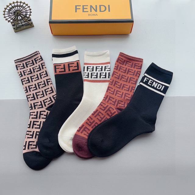 配包装 一盒5双 Fendi 芬迪经典兔绒长款袜子高版本材质柔软，秒杀市场普通货，经典的双f图案logo，专柜同步袜子大牌出街，潮人必备，超好搭