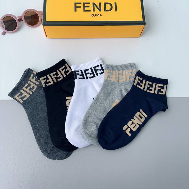 配包装 一盒5双 Fendi 芬迪 字母双ｆ爆款中筒袜，纯棉面料， 专柜同款 纯棉面料，实用好穿 柔软透气，时尚百搭款，大牌出街。