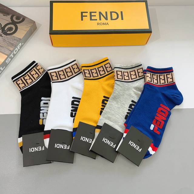 配包装 一盒5双 Fendi 芬迪 双ｆ字母 爆款船袜，纯棉面料， 专柜同款 ，实用好穿 柔软透气，时尚百搭款，大牌出街。