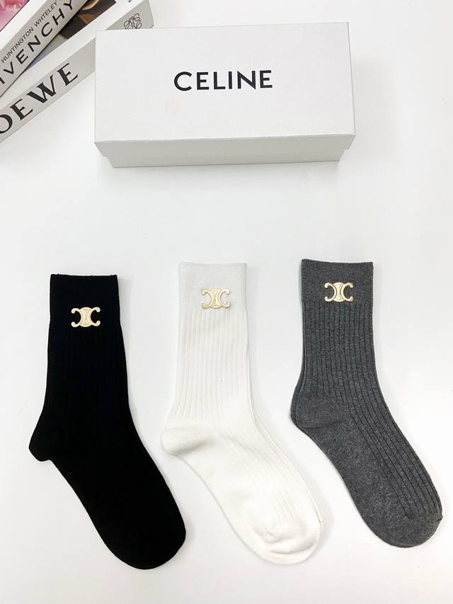 配包装 一盒3双 Celine 赛琳 经典字母logo 纯棉中筒袜 Ins超火爆红人同款，精美 面料，潮人必备 ，经典配色 个性时尚百搭款，你值得拥有哦