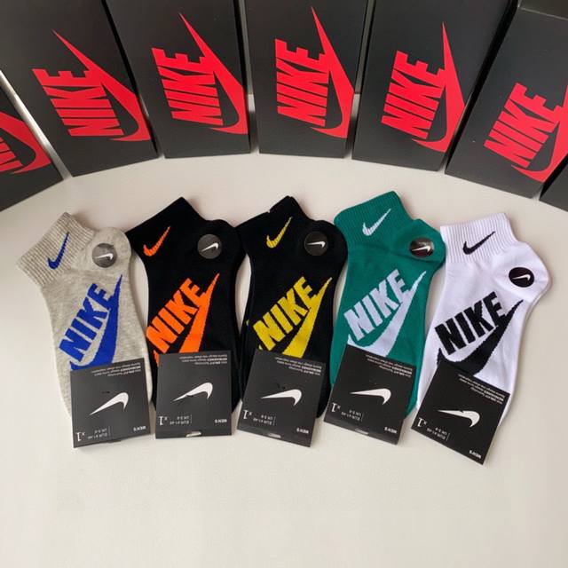 配专柜包装 Nike 耐克 新款中短款堆堆袜袜子！一盒五双，专柜同步筒袜袜子，大牌出街，潮人必备超好搭