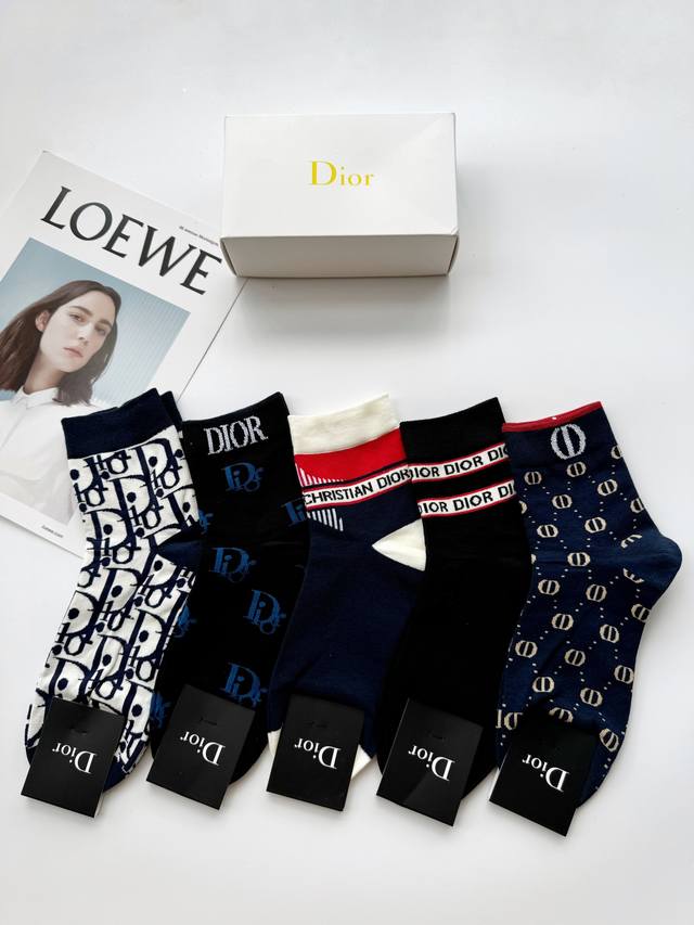 配包装 一盒5 双 Dior 迪奥 经典字母logo 纯棉中筒袜 ，男女同款，Ins超火爆短袜，纯棉面料，潮人必备 ，经典配色 个性时尚百搭款，你值得拥有哦 - 点击图像关闭