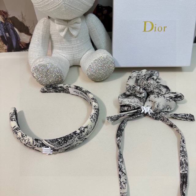 两件套 配专柜包装 Dior 迪奥 最新爆款来啦两件套发箍发圈 优雅的girl值得入手 非常好搭配 气质有品位 建议两个一齐佩戴 神奇的仙