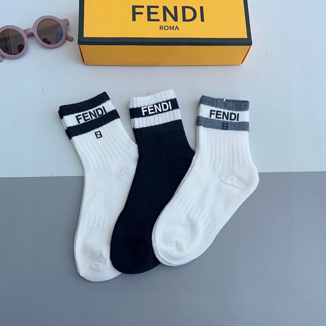 配包装 一盒3双 Fendi 芬迪 字母双ｆ爆款中筒袜，纯棉面料， 专柜同款 纯棉面料，实用好穿 柔软透气，时尚百搭款，大牌出街。